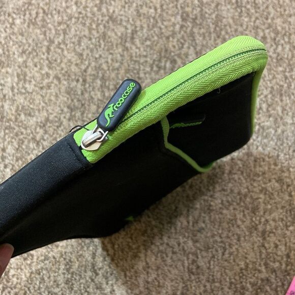 Stylish Black and Green Tablet Sleeve with Protective Padding - Picture 5 of 13